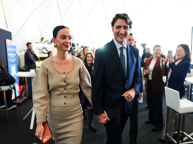Mantan Perdana Menteri Justin Trudeau bergandengan tangan dengan Katy Perry saat meninggalkan sebuah acara selama Forum Ekonomi Dunia di Davos, Swiss pada hari Selasa, (20/1/2026). Foto: Sean Kilpatrick/The Canadian Press via AP