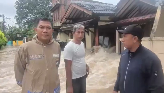 Warga Perumahan Griya Permai, Pinang, Tangerang saat melaporkan kondisi banjir akibat luapan tanggul Kali Angke. Foto: Dok. BPBD Tangerang