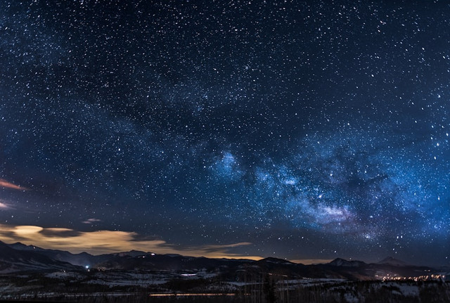 Ilustrasi Sepertiga Malam Jam Berapa, Foto:Unsplash/Nathan Anderson