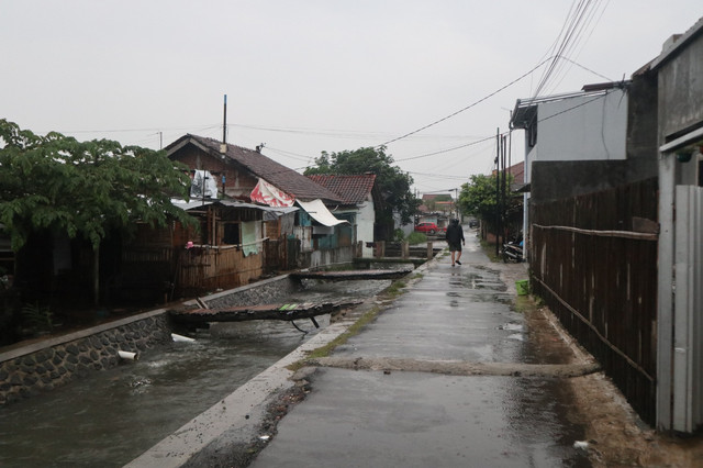 Suasana Jalanan Kampung Sri Rahayu usai hujan (Dokumentasi Pribadi)