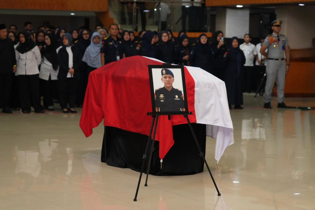 Upacara Persemayaman Deden Maulana sebagai korban kecelakaan Pesawat ATR 42-500 di Aula Politeknik Ahli Usaha Perikanan, Jakarta pada Kamis (22/1). Foto: Dok. Istimewa