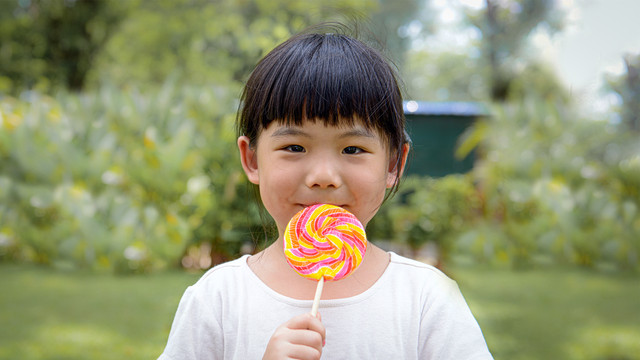 Ilustrasi anak terlalu banyak makan makanan manis. Foto: Kenishirotie/Shutterstock