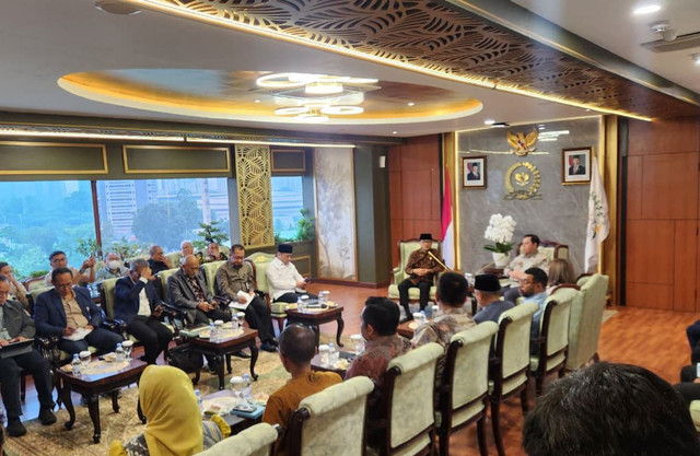 Ketua DPD Sultan Bachtiar Najamudin menerima kunjungan Menteri Desa dan PDT Yandri Susanto di Kompleks Parlemen, Senayan, Jakarta, Jumat (23/1). Foto: Nasywa Athifah/kumparan