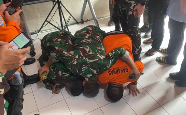 Momen Tim SAR sujud syukur saat semua korban pesawat ATR ditemukan, Jumat (23/1/2026). Foto: Dok. kumparan