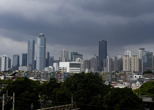 Awan tebal yang menyelimuti pemukiman dan gedung bertingkat di Jakarta, Jumat (23/1/2026). Foto: ANTARA FOTO/Muhammad Adimaja