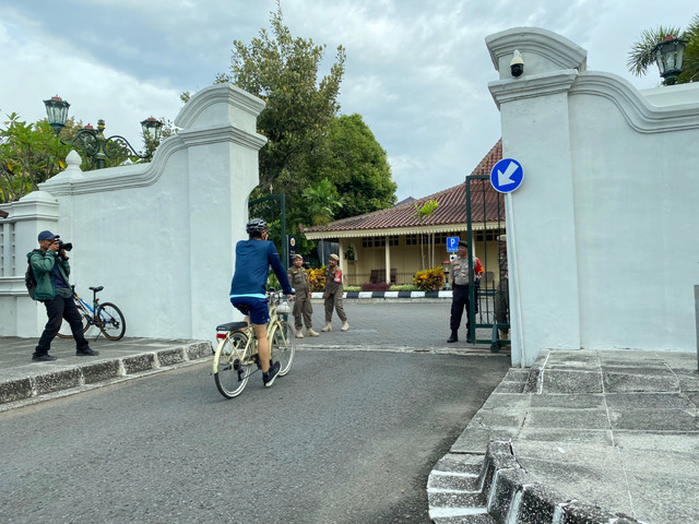 Pegawai Pemda DIY bersepeda ke Kantor Gubernur DIY di uji coba perdana Car Free Day (CFD), Jumat (23/1). Foto: Pandangan Jogja/Resti Damayanti