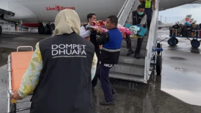 Proses Evakuasi Pasien Kanker di Bandara Internasional Lombok Bersama Tim LKC Dompet Dhuafa