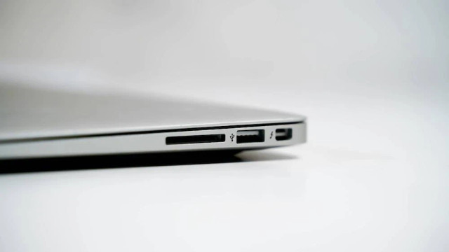 Ilustrasi laptop dengan port USB lengkap 2026. Foto: Unsplash