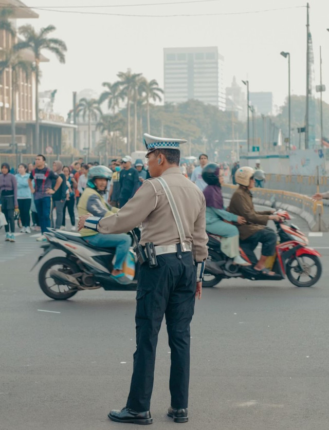Polisi dan ketertiban. (Foto: Reyhan Aviseno, under the Unsplash license).