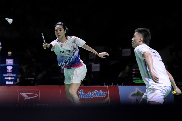 Pebulu tangkis Indonesia Gloria Emanuelle Widjaja (kiri) dan rekannya asal Singapura Hee Yong Kai Terry (kanan) mengembalikan kok saat babak 16 besar ganda campuran Daihatsu Indonesia Masters 2026 di Istora Senayan, Jakarta, Kamis (22/1/2026). Foto: Sulthony Hasanuddin/ANTARA FOTO 