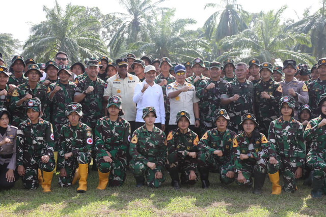 Kasatgas Tito Karnavian melepas taruna Akpol, Akmil, dan Unhan yang bertugas memulihkan Aceh Tamiang, Aceh, Jumat (23/1/2026). Foto: Kemendag RI