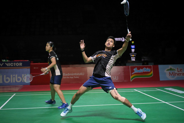 Pebulu tangkis ganda campuran Indonesia Jafar Hidayatullah (kanan) dan Felisha Alberta Nathaniel Pasaribu (kiri) mengembalikan kok pada babak perempat final Daihatsu Indonesia Masters 2026 di Istora Senayan, Jakarta, Jumat (23/1/2026). Foto: Aditya Pradana Putra/ANTARA FOTO