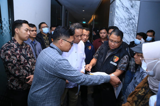 Penggeledahan penyidik Subdit II Perbankan Dittipideksus Bereskrim Polri di Kantor Dana Syariah Indonesia. Foto: Dok. Istimewa
