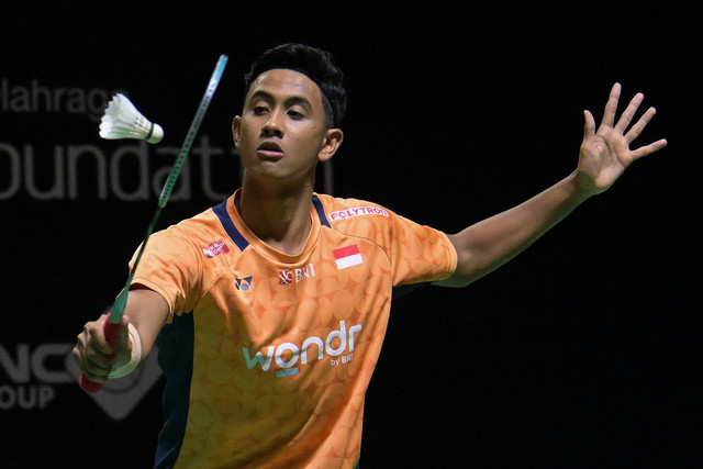 Pebulu tangkis tunggal putra Indonesia Alwi Farhan mengembalikan kok ke arah lawannya asal Jepang Yushi Tanaka pada babak perempat final Daihatsu Indonesia Masters 2026 di Istora Senayan, Jakarta, Jumat (23/1/2026). Foto: Aditya Pradana Putra/ANTARA FOTO