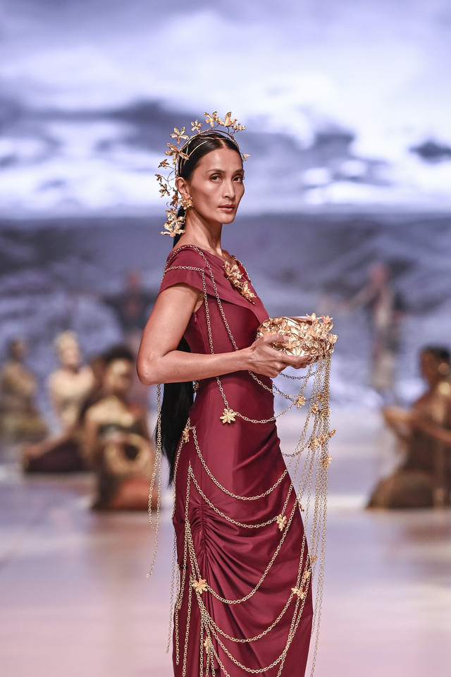 Model memeragakan aksesori lansiran Tulola di Dewi Fashion Knights pada gelaran Jakarta Fashion Week 2026. Foto: JFW