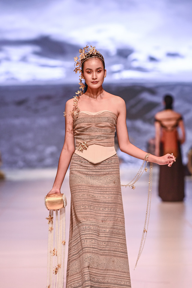 Model memeragakan aksesori lansiran Tulola di Dewi Fashion Knights pada gelaran Jakarta Fashion Week 2026. Foto: JFW