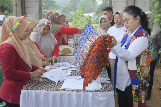 Wali Kota Semarang, Agustina Wilujeng saat meninjau pengelolaan sampah di Bank Sampah Alamanda, Kota Semarang, Jumat (23/1/2026). Foto: Dok. Istimewa