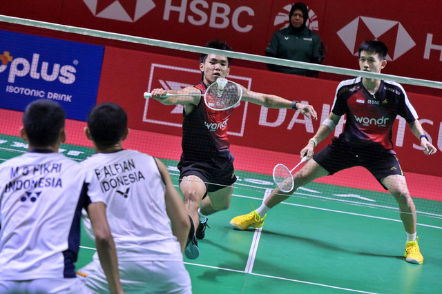 Pebulu tangkis ganda putra Indonesia Raymond Indra dan Nikolaus Joaquin mengembalikan kok ke arah Fajar Alfian dan Muhammad Shohibul Fikri pada babak delapan besar Daihatsu Indonesia Masters 2026 di Istora Senayan, Jakarta, Jumat (23/1/2026). Foto: Sulthony Hasanuddin/ANTARA FOTO 