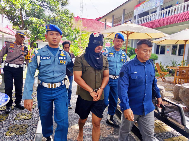 Pria berinisial ASR ditangkap aparat keamanan akibat diduga menjual senjata api ilegal di Bali, Kamis (22/1/2026). Foto: Dok. TNI AL Bali 