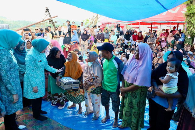 Ketua Umum TP PKK Pusat, Tri Tito Karnavian Salurkan Bantuan Pascabencana di Aceh Tamiang. Foto: Dok. Kemendagri