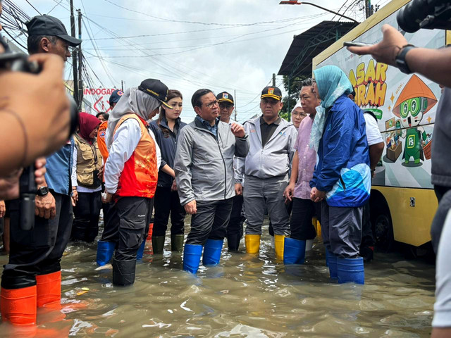 Gubernur DKI Jakarta, Pramono Anung di area banjir Cengkareng, Jakarta Barat, Sabtu (24/1/2026). Foto: Amira Nada/kumparan