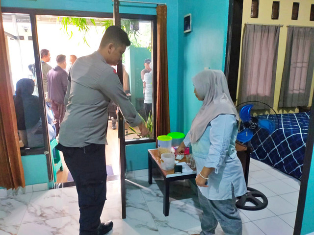 Polisi mendatangi ibu pemilik warung yang berhasil menggagalkan pencurian di warungnya di Depok. Foto: Dok. Polres Metro Depok