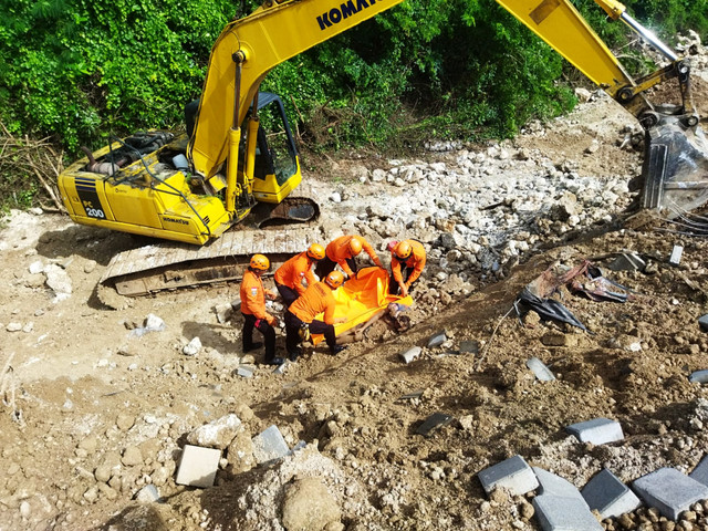 Proses evakuasi buruh proyek yang tertimpa tebing longsor di Desa Ungasan, Kabupaten Badung, Bali, Jumat (23/1/2026).
 Foto: Dok. Basarnas Bali