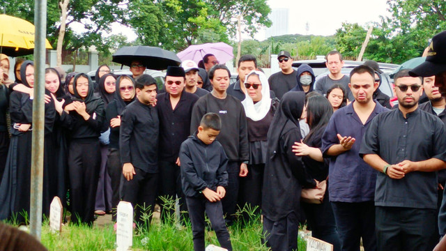Suasana pemakaman Lula Lahfah di TPU Rawa Terate, Cakung, Jakarta Timur. Foto: Aprilandika Pratama/kumparan