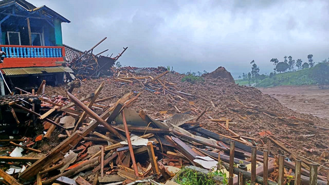 Kondisi terkini pukul 13:02 di lokasi longsor Kampung Pasir Kuning, RW 10 dan 11, Desa Pasirlangu, Kecamatan Cisarua, Kabupaten Bandung Barat, Sabtu (24/1/2026). Foto: Abisatya/kumparan