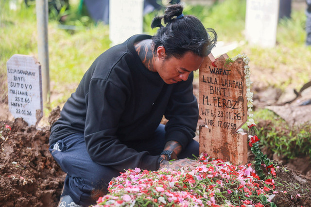 Youtuber Reza Arab bersama keluarga dan kerabat saat mengantarkan jenazah Lula Lahfah di TPU Rawa Terate, Jakarta, Sabtu, (24/1/2026). Foto: Agus Apriyanto