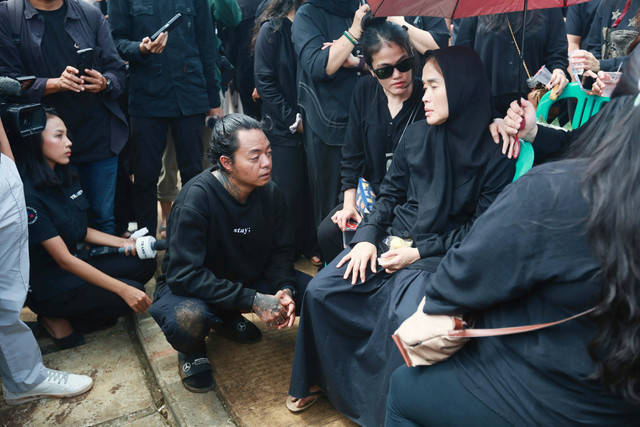 Youtuber Reza Arab bersama keluarga dan kerabat saat mengantarkan jenazah Lula Lahfah di TPU Rawa Terate, Jakarta, Sabtu, (24/1/2026). Foto: Agus Apriyanto