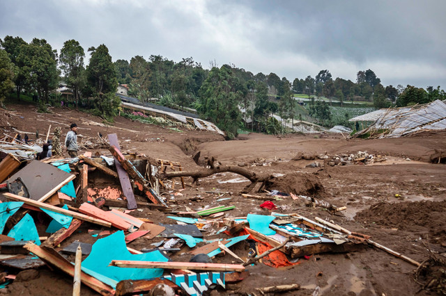 Warga mengamati kondisi rumah yang rusak tertimbun tanah longsor di Desa Pasirlangu, Cisarua, Kabupaten Bandung Barat, Jawa Barat, Sabtu (24/1/2026). Foto: Abdan Syakura/ANTARA FOTO