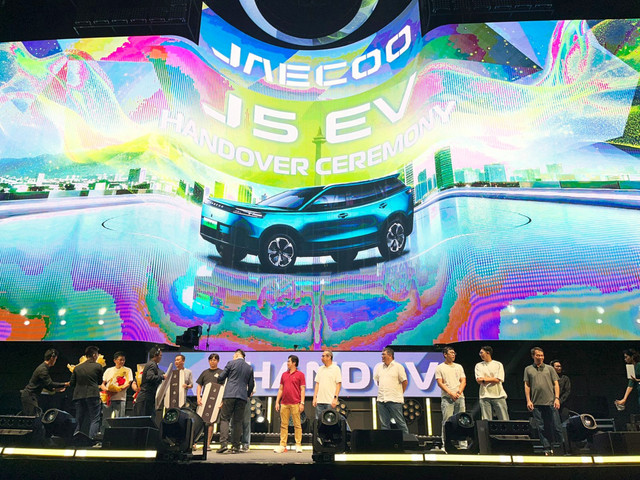 Penyerahan secara simbolis 3.000 unit Jaecoo J5 kepada konsumen di kawasan PIK, Jakarta Utara, Sabtu (24/1/2025). Foto: Fitra Andrianto/kumparan