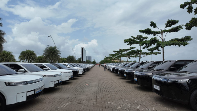 Penyerahan secara simbolis 3.000 unit Jaecoo J5 kepada konsumen di kawasan PIK, Jakarta Utara, Sabtu (24/1/2025). Foto: Fitra Andrianto/kumparan