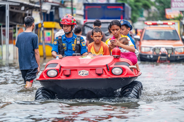 Petugas Suku Dinas Penanggulangan Kebakaran dan Penyelamatan (Gulkarmat) Jakarta Barat mengevakuasi warga yang terdampak banjir menggunakan kendaraan amfibi di Rawa Buaya, Cengkareng, Jakarta, Sabtu (24/1/2026). Foto: Bayu Pratama S/ANTARA FOTO