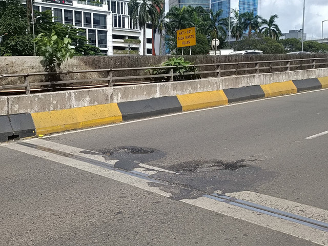 Jalanan berlubang di sepanjang Jalan Gatot Subroto, Jakarta Selatan hingga menuju area jalan DPR RI pada Sabtu (24/1/2026). Foto: Ryan Iqbal/kumparan