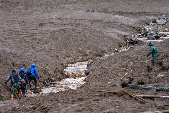 Tim SAR gabungan melakukan pencarian korban bencana tanah longsor di Desa Pasirlangu, Cisarua, Kabupaten Bandung Barat, Jawa Barat, Sabtu (24/1/2026). Foto: Abdan Syakura/ANTARA FOTO