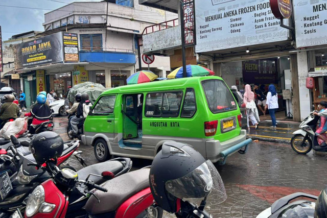 Angkutan kota melintasi Pasar Bogor Suryakencana, Bogor, Jawa Barat, Sabtu (24/1/2026). Foto: Abid Raihan/kumparan