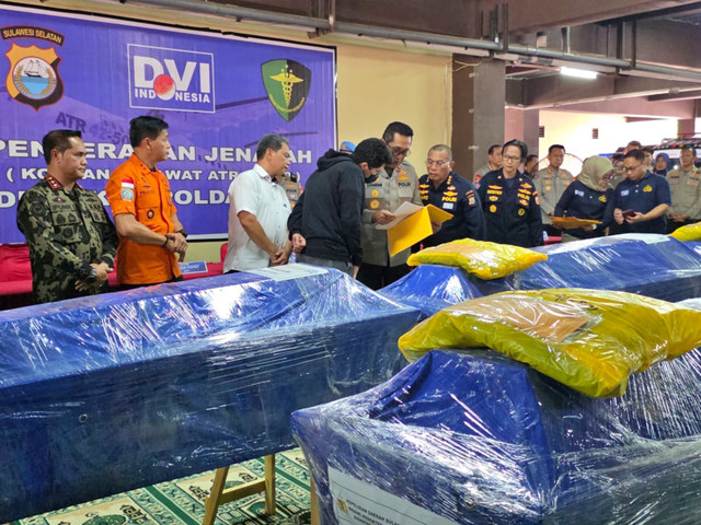 Kapolda Sulsel, Irjen Pol Djuhandhani melihat dokumen saat konferensi pers terkait identifikasi jenazah korban pesawat ATR 42-500 di Biddokes Polda Sulawesi Selatan, Sabtu (24/1/2026). Foto: Dok. kumparan