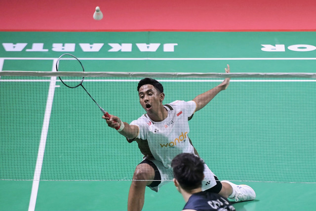Pebulu tangkis tunggal putra Indonesia Alwi Farhan (atas) mengembalikan kok ke arah pebulu tangkis tunggal putra Taiwan Chi Yu Jen pada babak semifinal Daihatsu Indonesia Masters 2026 di Istora Senayan, Jakarta, Sabtu (24/1/2026). Foto: Sulthony Hasanuddin/ANTARA FOTO 