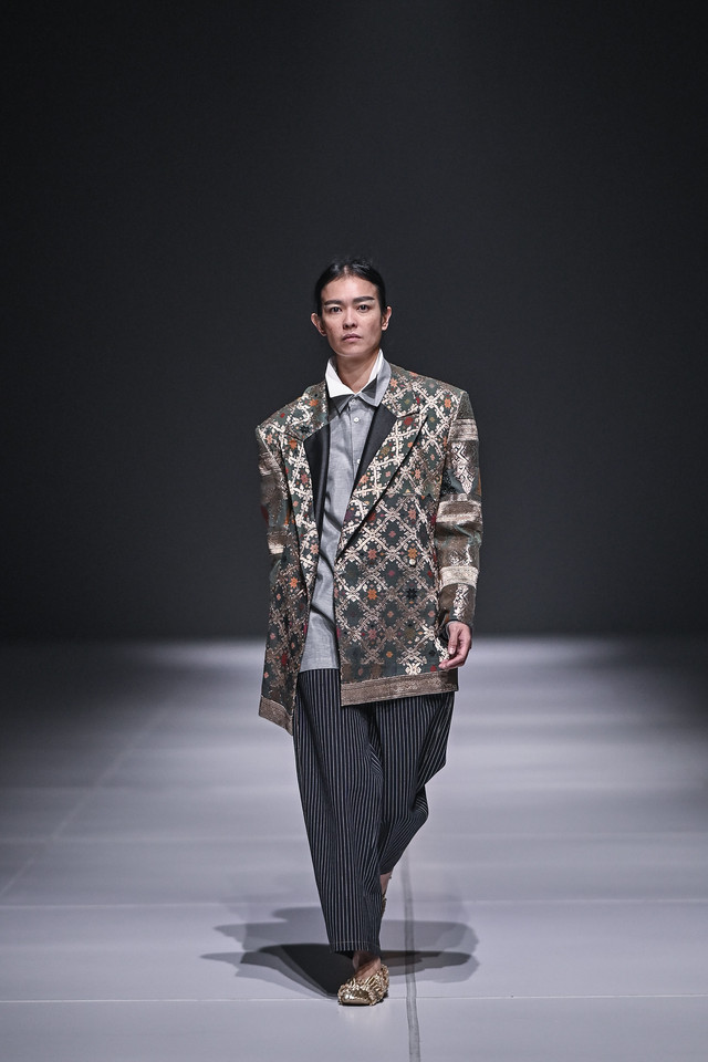 Ilustrasi model memeragakan tren busana 2026 di gelaran Jakarta Fashion Week. Foto: JFW