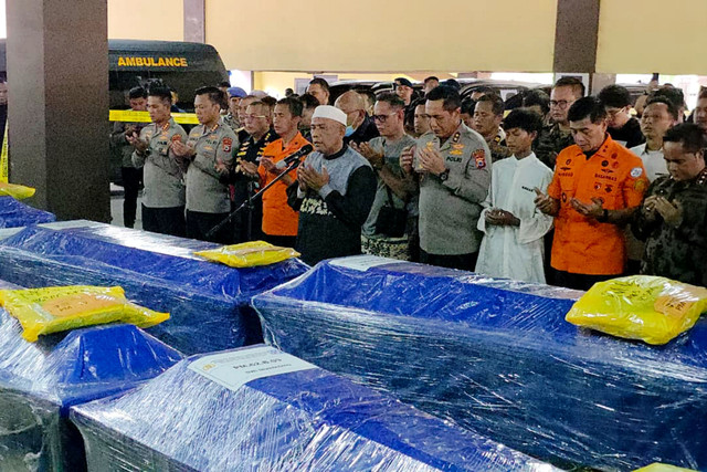 Pihak Polda Sulsel menshalati jenazah korban pesawat ATR 42-500 sebelum diserahkan kepada keluarga korban di Biddokes Polda Sulawesi Selatan, Sabtu (24/1/2026). Foto: Dok. kumparan