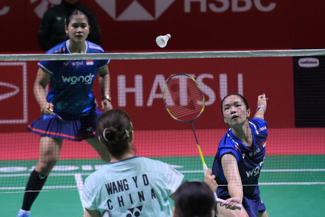 Ganda putri Indonesia Rachel Allessya Rose (kianan) dan Febi Setianingrum (kiri) mengembalikan kok ke arah ganda putri China Xu Min Luo dan Wang Yi Duo pada babak delapan besar Daihatsu Indonesia Masters 2026 di Jakarta, Jumat (23/1/2026). Foto: Sulthony Hasanuddin/ANTARA FOTO
