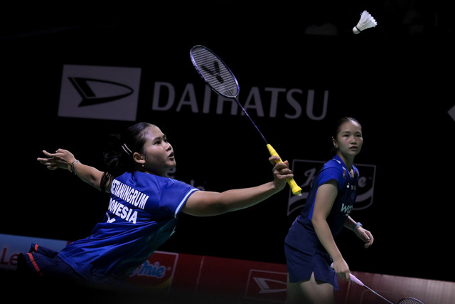 Ganda putri Indonesia Rachel Allessya Rose (kanan) dan Febi Setianingrum (kiri) mengembalikan kok ke arah ganda putri China Xu Min Luo dan Wang Yi Duo pada babak delapan besar Indonesia Masters 2026 di Istora Senayan, Jakarta, Jumat (23/1/2026). Foto: Sulthony Hasanuddin/ANTARA FOTO 