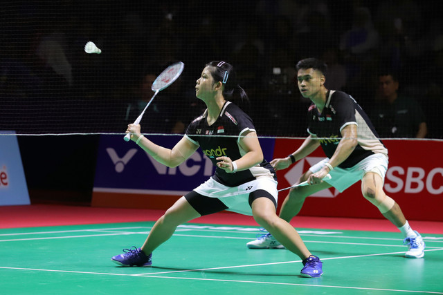 Pebulu tangkis ganda campuran Jafar Hidayatullah/Felisha Alberta Nathaniel Pasaribu bertanding melawan ganda campuran Denmark Mathias Christiansen/Alexander Boje pada semifinal Indonesia Masters 2026 di Istora Senayan, Jakarta, Sabtu (24/1/2026). Foto: Jamal Ramadhan/kumparan