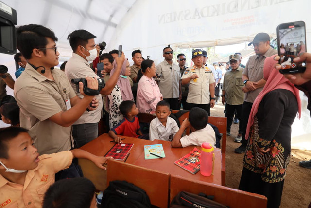 Kasatgas Tito Karnavian pastikan pemulihan sekolah pascabencana di Tapanuli Tengah. Foto: Kemendagri RI