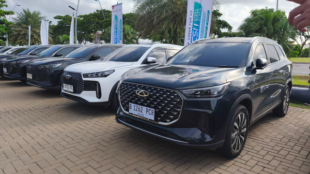 PT Chery Sales Indonesia (CSI) lakukan seremoni penyerahan 5.000 unit seri produk Chery Super Hybrid (CSH) kepada konsumen di Pantai Indah Kapuk, Banten, Sabtu (24/1/2026). Foto: Sena Pratama/kumparan