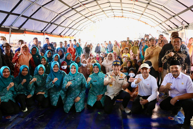 Dari Dusun Sunting, Ketum TP PKK Tri Tito Karnavian bertolak ke Gampong Batang Ara salurkan bantuan pascabencana. Foto: Kemendagri RI