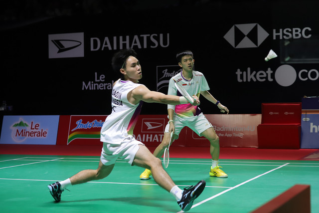 Pertandingan dua pasangan ganda putra Indonesia antara Raymond Indra/Nikolaus Joaquin melawan Sabar Karyaman Gutama/Moh Reza Pahlevi Isfahani pada semifinal Daihatsu Indonesia Masters 2026 di Istora Senayan, Jakarta, Sabtu (24/1/2026). Foto: Jamal Ramadhan/kumparan