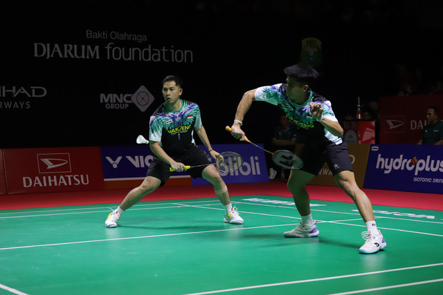 Pertandingan dua pasangan ganda putra Indonesia antara Raymond Indra/Nikolaus Joaquin melawan Sabar Karyaman Gutama/Moh Reza Pahlevi Isfahani pada semifinal Daihatsu Indonesia Masters 2026 di Istora Senayan, Jakarta, Sabtu (24/1/2026). Foto: Jamal Ramadhan/kumparan